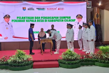Bupati Cilacap Syamsul Auliya Rachman melantik 7 Pj Kepala Desa. (Tri Aji).