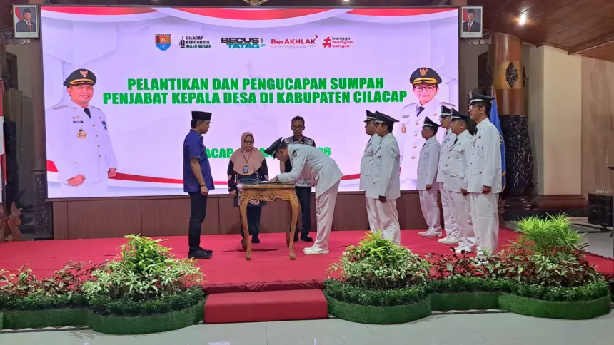 Bupati Cilacap Syamsul Auliya Rachman melantik 7 Pj Kepala Desa. (Tri Aji).