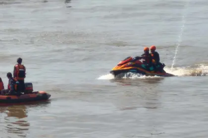 Penambang pasir hilang di muara sungai serayu