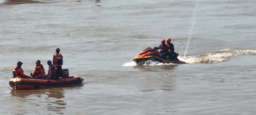 Penambang pasir hilang di muara sungai serayu
