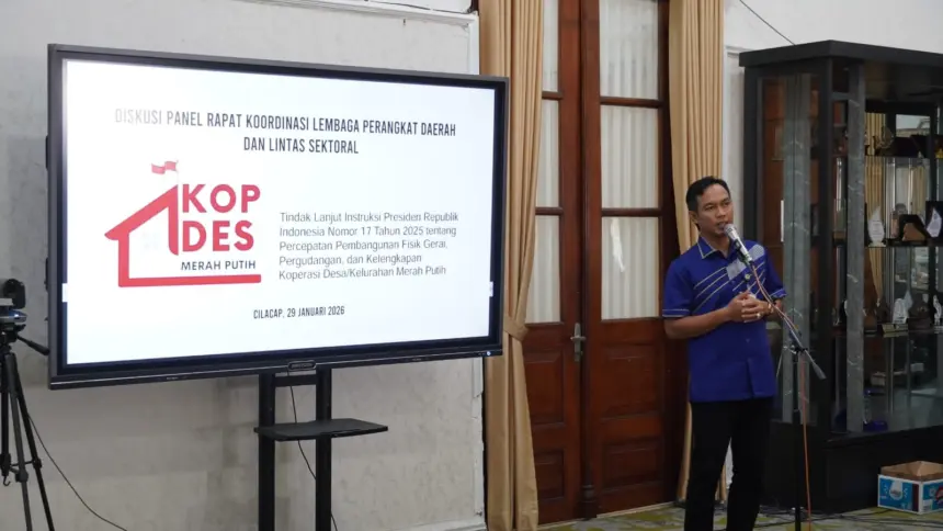 Bupati Cilacap Syamsul Auliya Rachman memberikan sambutan rakor KDMP di Cilacap. (Diskominfo Cilacap).
