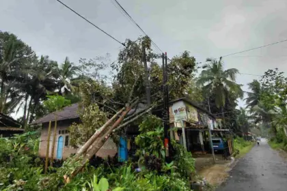 Angin puting beliung banyumas