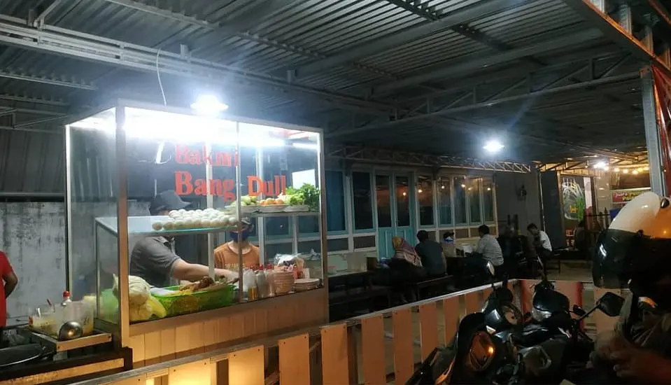 Warung Bakmi Bang Dull di depan BNI Kroya pada tahun 2020. (Foto: Instagram @bakmi.bangdull)