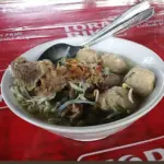Sajian Bakso Japer, kuliner legendaris dari Cilacap yang sudah bertahan sejak 1998. (Foto: Google Maps/Bakso Mbah Man)