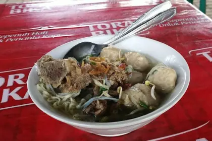 Sajian Bakso Japer, kuliner legendaris dari Cilacap yang sudah bertahan sejak 1998. (Foto: Google Maps/Bakso Mbah Man)