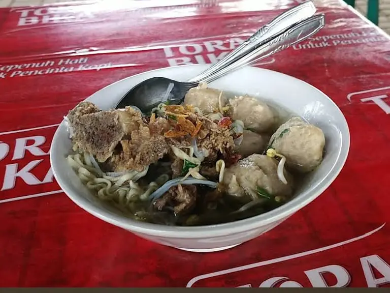 Sajian Bakso Japer, kuliner legendaris dari Cilacap yang sudah bertahan sejak 1998. (Foto: Google Maps/Bakso Mbah Man)