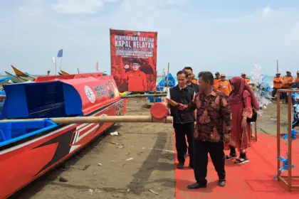 Penyerahan bantuan kapal nelayan dari Kaisar Kiasa Kasih Said Putra kepada kelompok nelayan Mina Menganti, Cilacap. (Tri Aji).