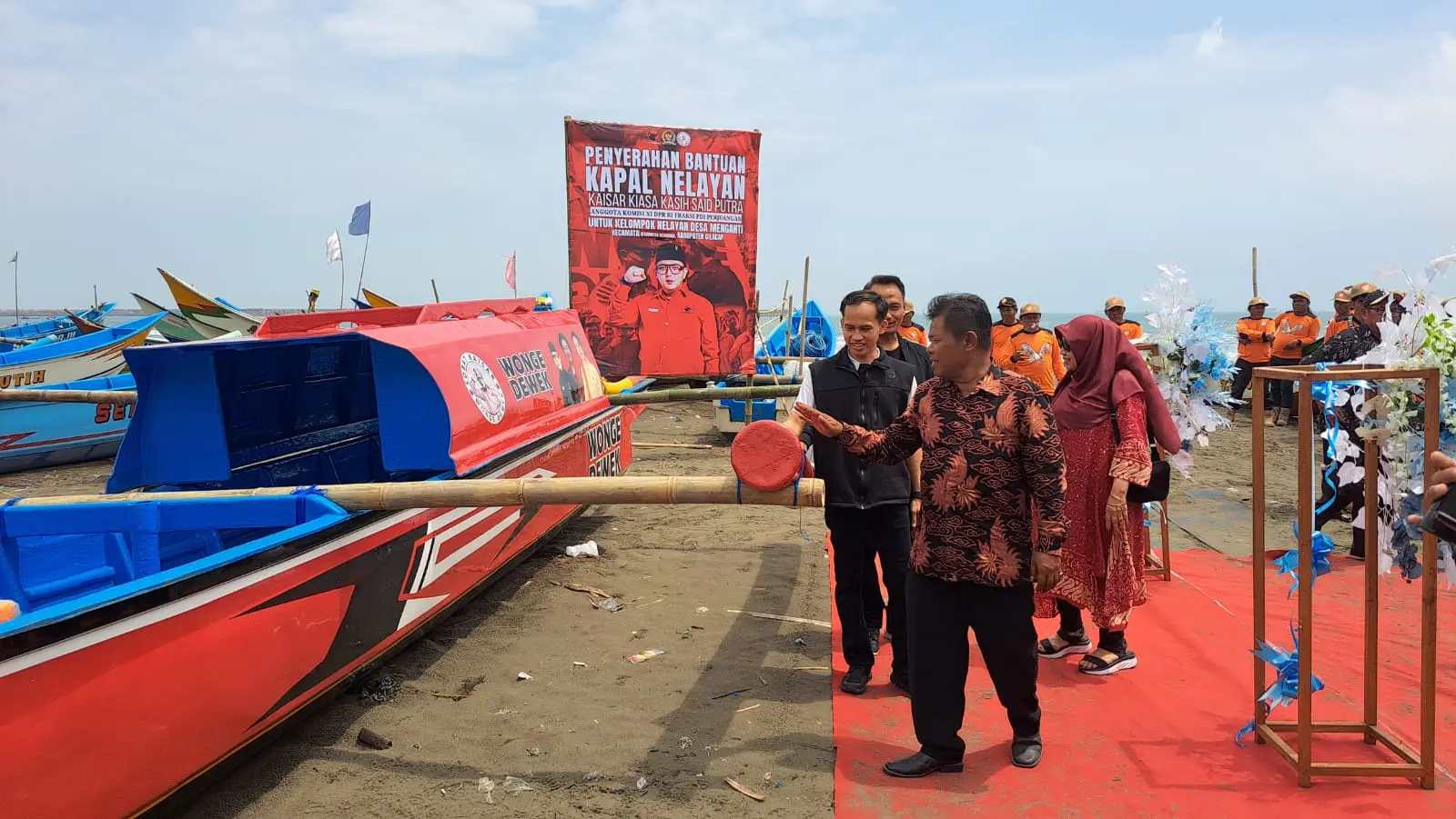 Penyerahan bantuan kapal nelayan dari Kaisar Kiasa Kasih Said Putra kepada kelompok nelayan Mina Menganti, Cilacap. (Tri Aji).