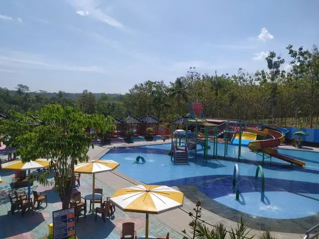 ​Suasana asyik di kolam renang Banyu Mili Arta yang jadi spot andalan renang di wilayah Cilacap bagian barat. (Foto: sisparnas.kemenpar.go.id)