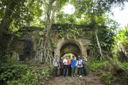 Benteng Karangbolong yang menjadi salah satu destinasi wisata sejarah peninggalan kolonial di Pulau Nusakambangan Cilacap. (Foto: disporapar.cilacapkab.go.id)