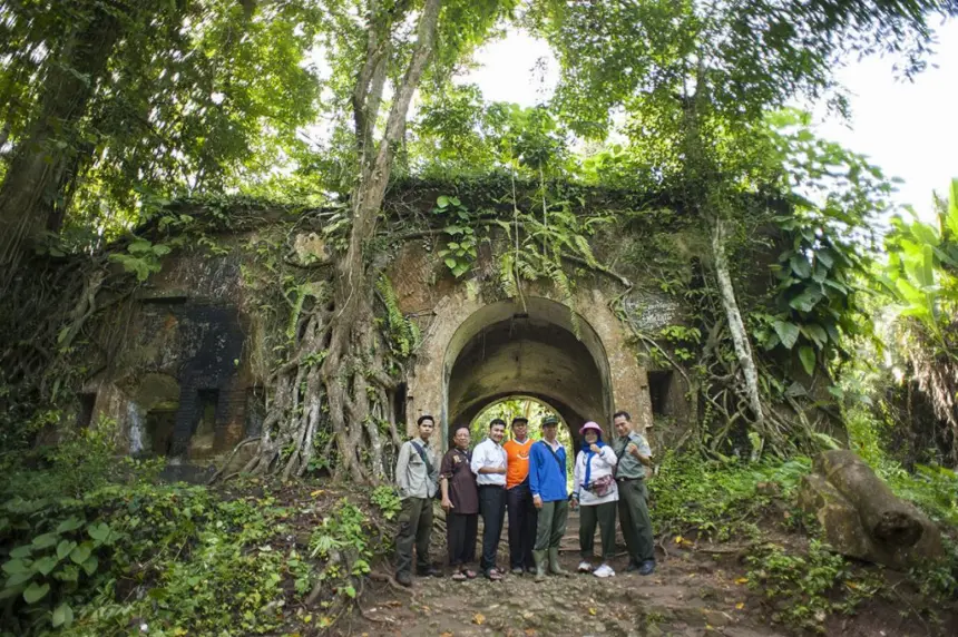 Benteng Karangbolong yang menjadi salah satu destinasi wisata sejarah peninggalan kolonial di Pulau Nusakambangan Cilacap. (Foto: disporapar.cilacapkab.go.id)