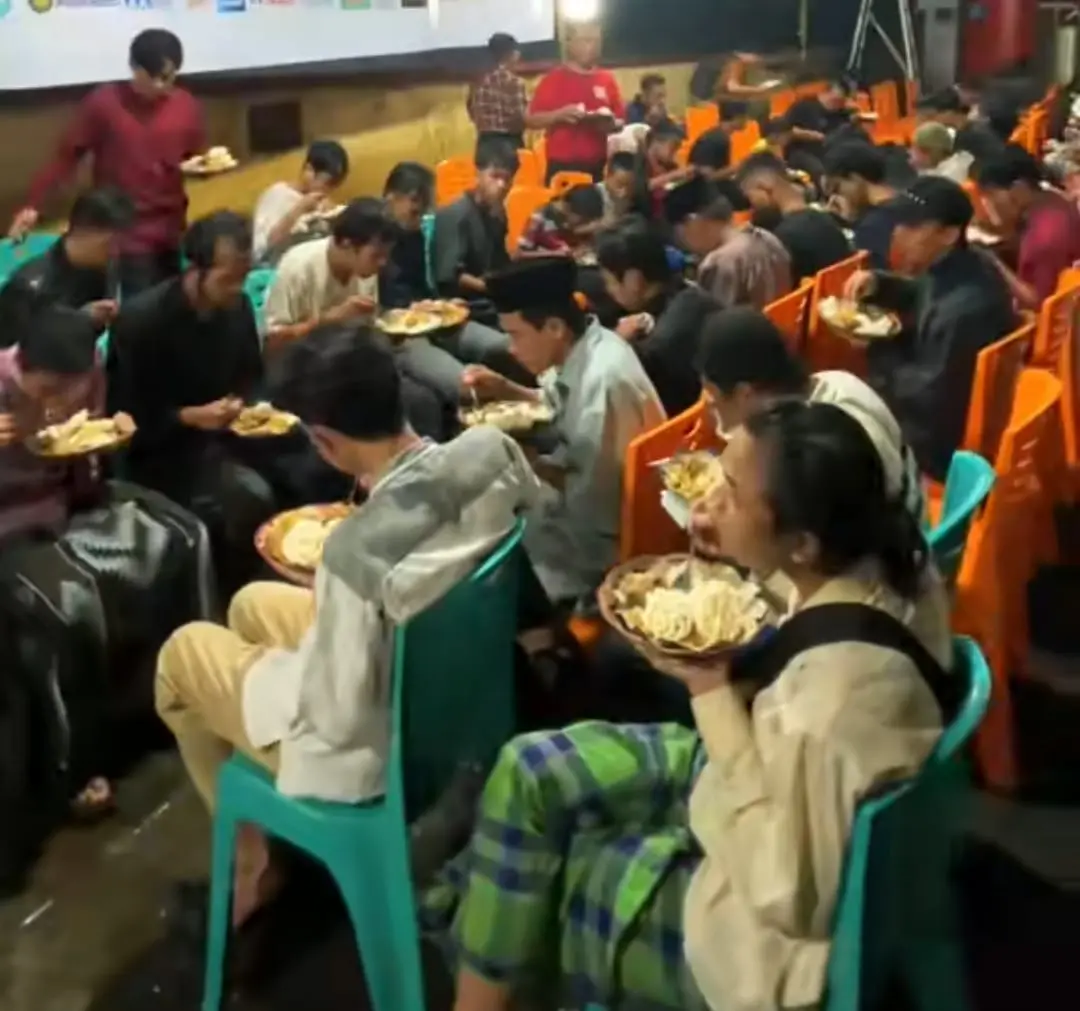 Suasana buka puasa prasmanan gratis di halaman Masjid 17 Purwokerto. (Foto: Tangkapan layar TikTok @lazismubanyumas)