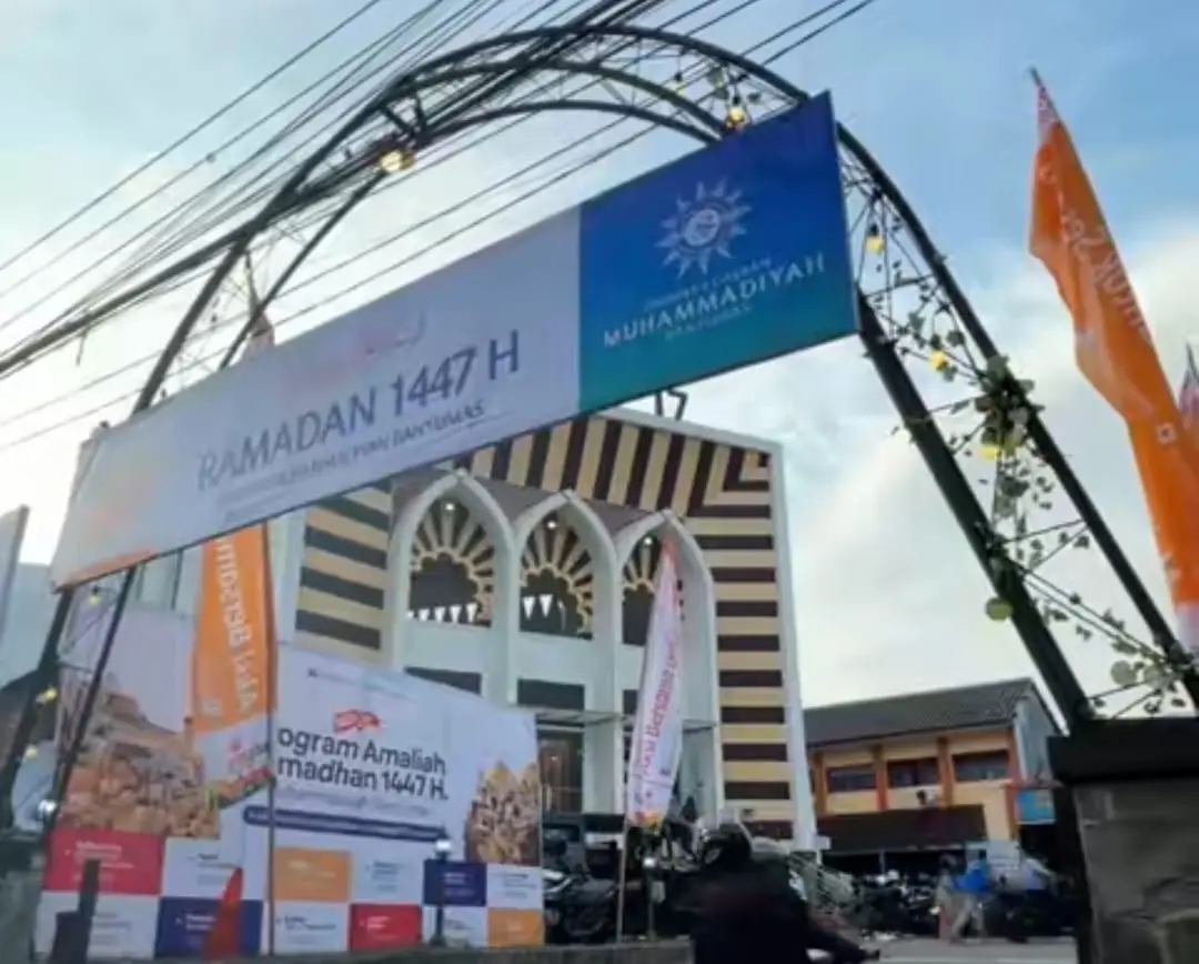 Masjid 17 Purwokerto menyediakan buka puasa prasmanan gratis dengan jumlah 600–700 porsi setiap harinya. (Foto: Tangkapan layar TikTok @masjid17purwokerto)