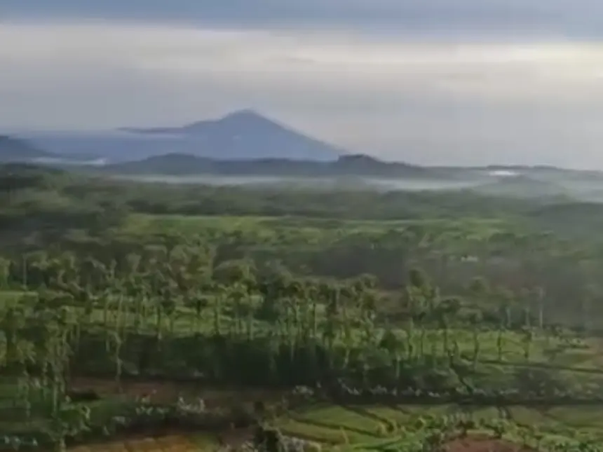 Panorama alam berupa sunrise maupun sunset dari atas bukit jagung di Bukit Ksatria. (Foto: Tangkapan layar Instagram @bukitksatria)