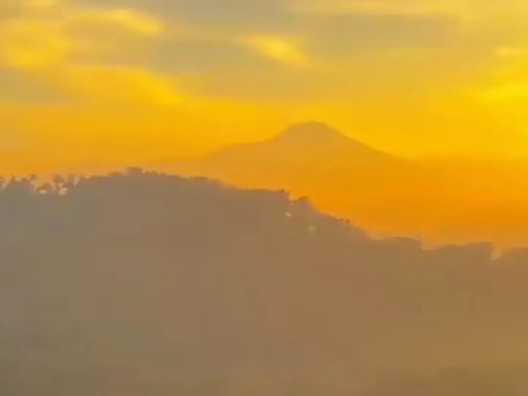 Panorama alam berupa sunrise maupun sunset dari atas bukit jagung di Bukit Ksatria. (Foto: Tangkapan layar Instagram @bukitksatria)