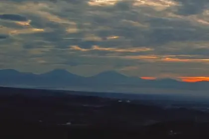 Keindahan Bukit Pule di Desa Sunyalungu, Karanglewas, Banyumas saat sunrise dengan view Gunung Sindoro dan Sumbing. (Foto: Instagram @bukit_pule_sunyalungu)