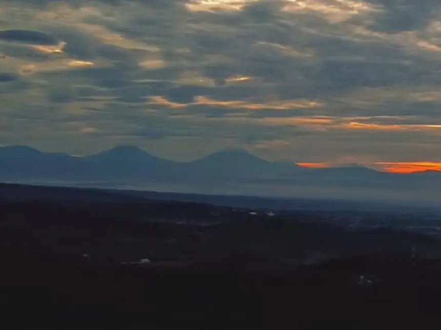 Keindahan Bukit Pule di Desa Sunyalungu, Karanglewas, Banyumas saat sunrise dengan view Gunung Sindoro dan Sumbing. (Foto: Instagram @bukit_pule_sunyalungu)