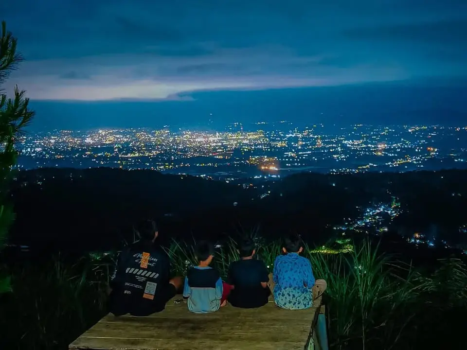 Daya tarik lain dari Bukit Pule Sunyalungu, yakni citylight kota Purwokerto. (Foto: Instagram @bukit_pule_sunyalungu)