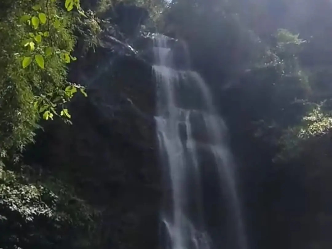 ​Curug Cimandaway di Dayeuhluhur memiliki pesona tersendiri. (Foto: Tangkapan layar TikTok @seeteea)