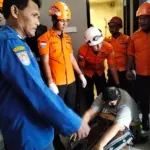 Damkar cilacap evakuasi orang terjebak di toilet rumah