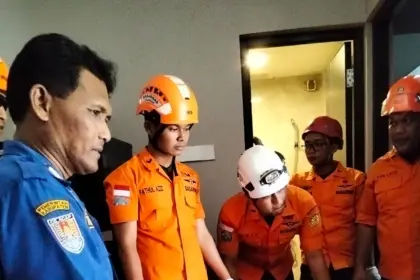 Damkar cilacap evakuasi orang terjebak di toilet rumah