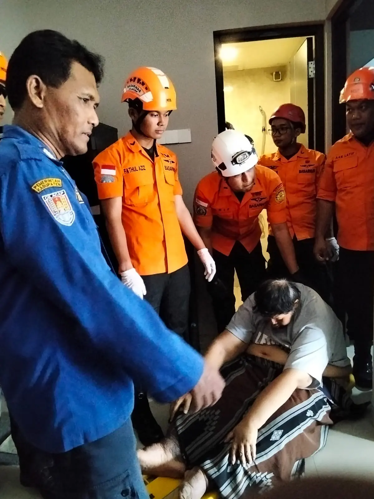 Damkar cilacap evakuasi orang terjebak di toilet rumah