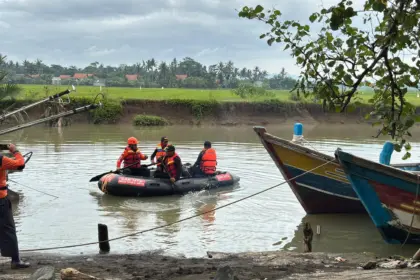 Tim SAR gabungan melakukan pencarian penambang pasir yang tenggelam di muara Sungai Serayu, Cilacap (Basarnas Cilacap).