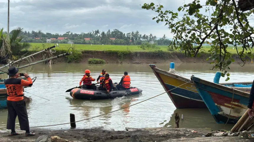 Tim SAR gabungan melakukan pencarian penambang pasir yang tenggelam di muara Sungai Serayu, Cilacap (Basarnas Cilacap).