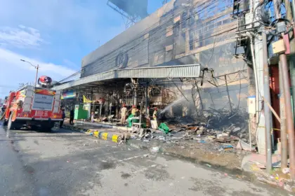 Damkar Cilacap saat berjibaku padamkan kebakaran Rita Pasaraya Cilacap. (Tri Aji).