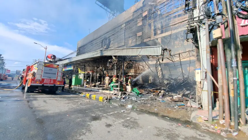Damkar Cilacap saat berjibaku padamkan kebakaran Rita Pasaraya Cilacap. (Tri Aji).