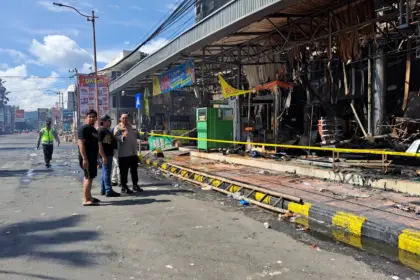 Kapolresta Cilacap Kombes Pol Budi Adhy Buono saat meninjau lokasi kebakaran pasca kebakaran Rita Pasaraya Cilacap. (Tri Aji).