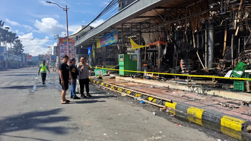Kapolresta Cilacap Kombes Pol Budi Adhy Buono saat meninjau lokasi kebakaran pasca kebakaran Rita Pasaraya Cilacap. (Tri Aji).