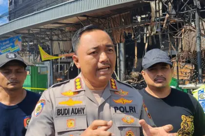 Kapolresta Cilacap, Kombes Pol Budi Adhy Buono saat memberikan keterangan terkait kebakaran Rita Pasaraya Cilacap. (Tri Aji).