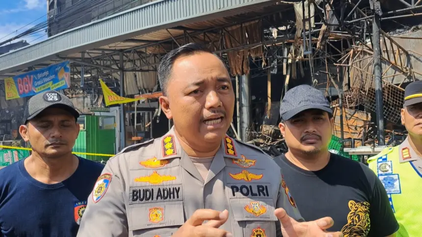 Kapolresta Cilacap, Kombes Pol Budi Adhy Buono saat memberikan keterangan terkait kebakaran Rita Pasaraya Cilacap. (Tri Aji).