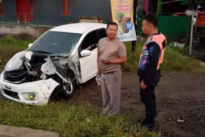Kondisi mobil rusak usia tertabrak kereta api angkutan semen di perlintasan Kesugihan Cilacap. (Daop 5).