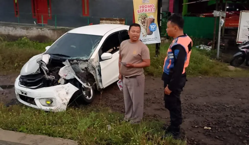 Kondisi mobil rusak usia tertabrak kereta api angkutan semen di perlintasan Kesugihan Cilacap. (Daop 5).
