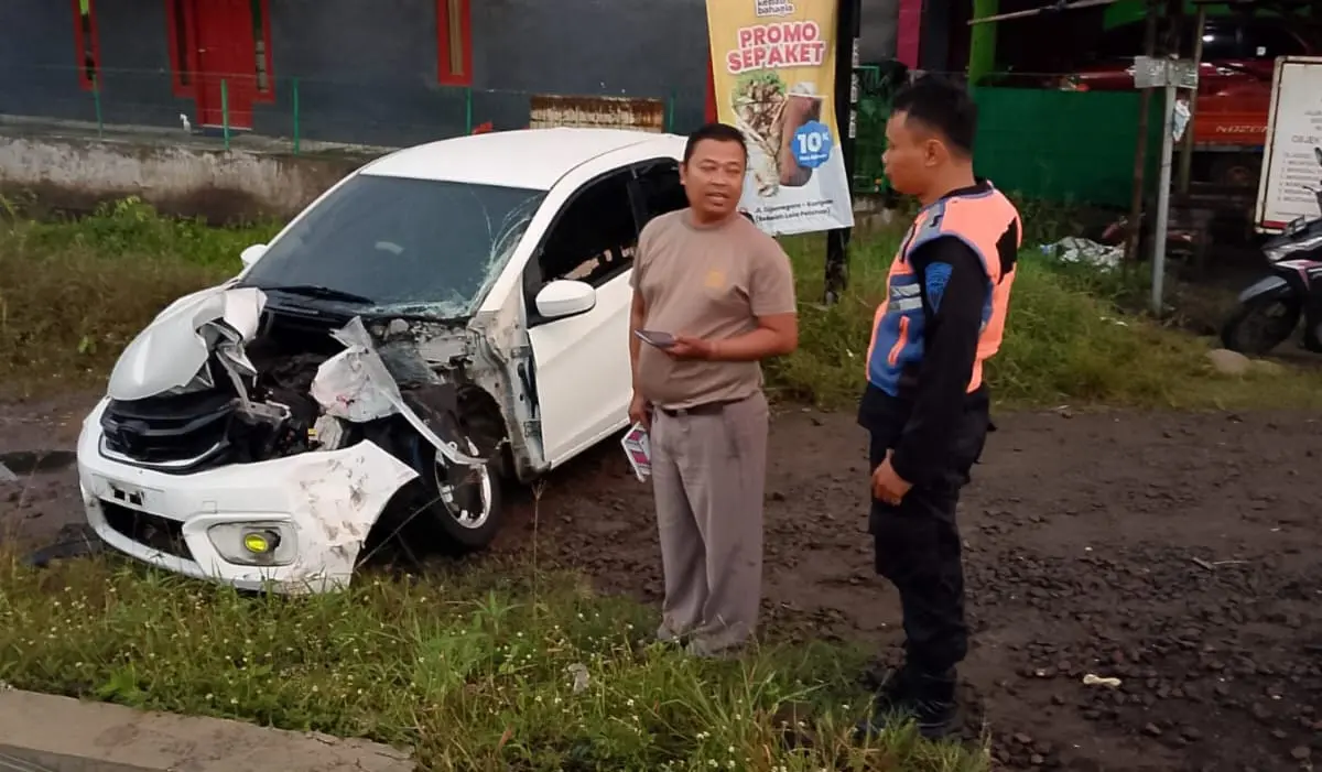 Kondisi mobil rusak usia tertabrak kereta api angkutan semen di perlintasan Kesugihan Cilacap. (Daop 5).