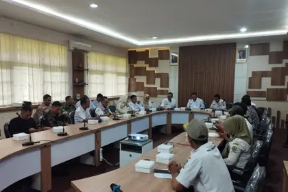 Suasana pertemuan mediasi antara PLTMH Pagentan, Tim Geologi Unsoed dengan Warga Desa Karekan, Rabu (4/2/2026) (foto: Heri Cahyono)