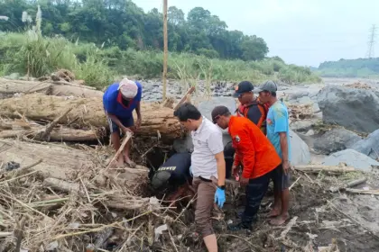 Tim SAR Gabungan saat mengevakuasi jenazah Ajun Arman Permadi yang terseret sejauh 12 Kilometer di Sungai Gung Tegal, Kamis (5/2/2026) (foto : Basarnas Semarang)