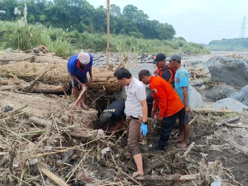 Tim SAR Gabungan saat mengevakuasi jenazah Ajun Arman Permadi yang terseret sejauh 12 Kilometer di Sungai Gung Tegal, Kamis (5/2/2026) (foto : Basarnas Semarang)