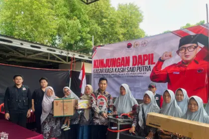 Tim Anggota Komisi XI DPR RI Fraksi PDI Perjuangan, Kaisar Kiasa Kasih Said Putra, serap aspirasi warga Kroya. (Tri Aji).