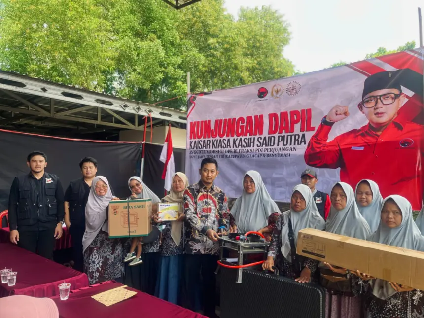 Tim Anggota Komisi XI DPR RI Fraksi PDI Perjuangan, Kaisar Kiasa Kasih Said Putra, serap aspirasi warga Kroya. (Tri Aji).