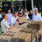 Menteri Imipas Agus Andrianto meninjau kegiatan produksi di Workshop FABA Nusakambangan. (Lapas Karanganyar)