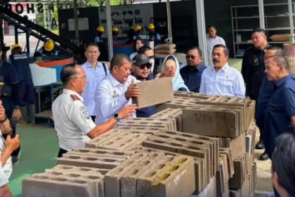 Menteri Imipas Agus Andrianto meninjau kegiatan produksi di Workshop FABA Nusakambangan. (Lapas Karanganyar)