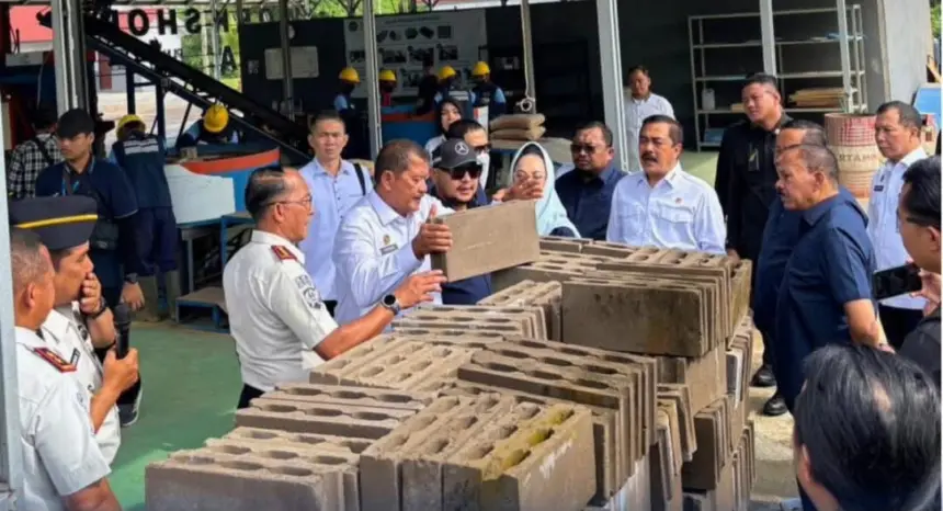 Menteri Imipas Agus Andrianto meninjau kegiatan produksi di Workshop FABA Nusakambangan. (Lapas Karanganyar)