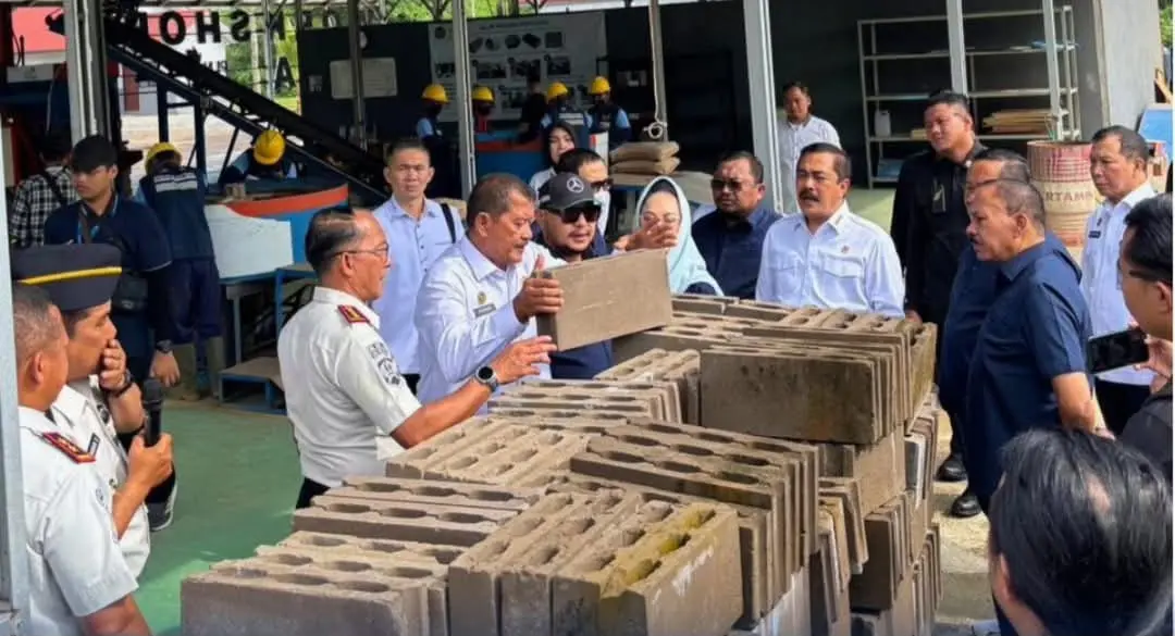 Menteri Imipas Agus Andrianto meninjau kegiatan produksi di Workshop FABA Nusakambangan. (Lapas Karanganyar)