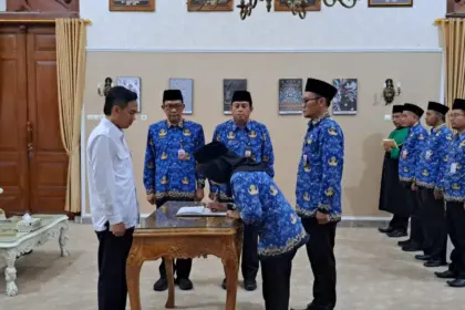 Bupati Syamsul Auliya Rachman melantik 14 pejabat administrator dan fungsional di lingkungan Pemkab Cilacap. (Tri Aji).