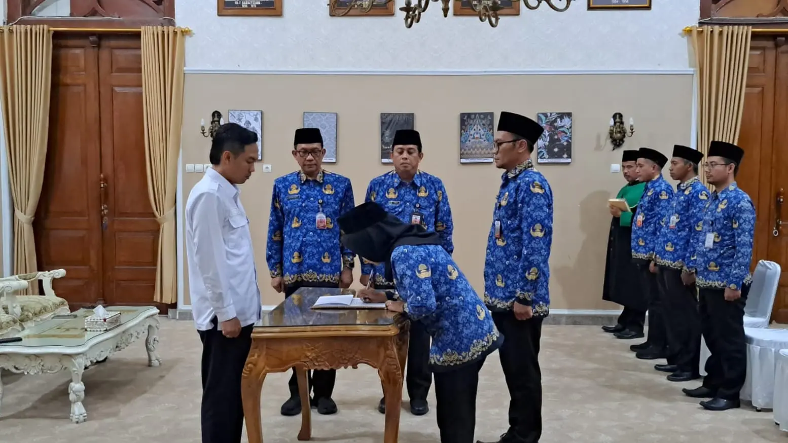 Bupati Syamsul Auliya Rachman melantik 14 pejabat administrator dan fungsional di lingkungan Pemkab Cilacap. (Tri Aji).