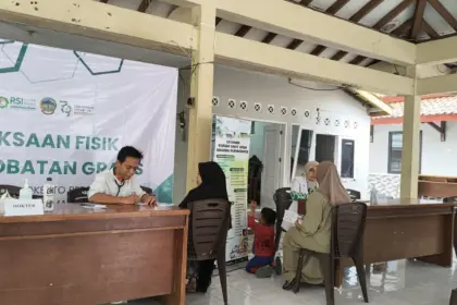 Sejumlah warga Desa Baseh saat memeriksakan diri saat baksos RSI Unisula dan RSU Ananda, Sabtu (14/2/2026) (foto: RSI Unisula Semarang).