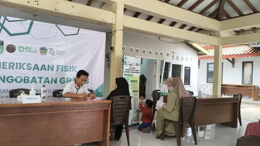 Sejumlah warga Desa Baseh saat memeriksakan diri saat baksos RSI Unisula dan RSU Ananda, Sabtu (14/2/2026) (foto: RSI Unisula Semarang).